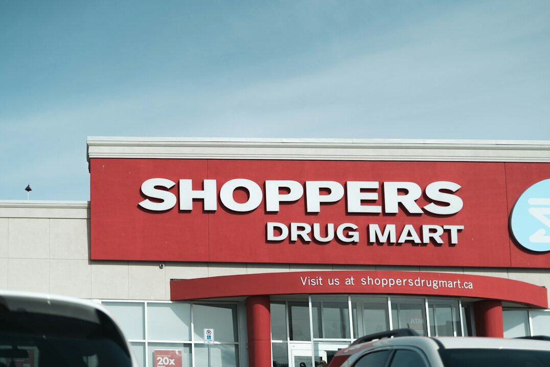 store detective watching